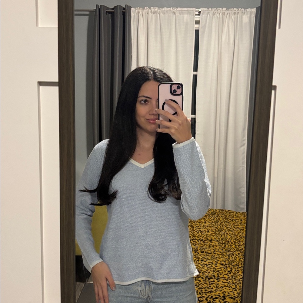 NEW V-Neck Top🩵 - Picture 4 of 6